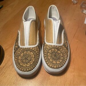 Keds Classic mustard women’s Slip-On Shoes
Flower design on toe size 6